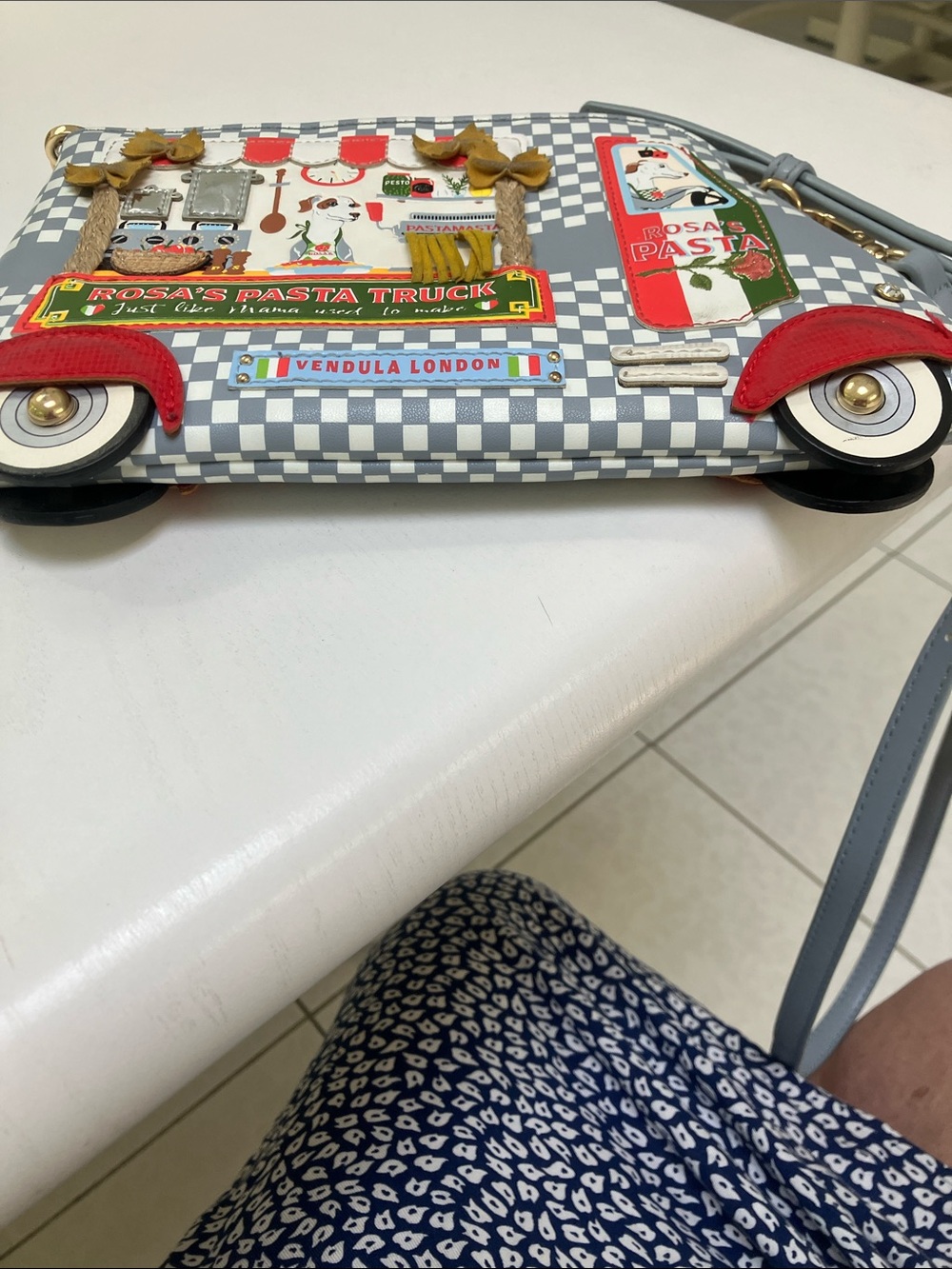 VENDULA!! “Rosa's Pasta Truck" Grey Crossbody Bag - Picture 10 of 10